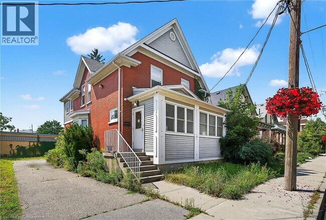 43 Dupont St E in Waterloo, ON - Building Photo - Building Photo