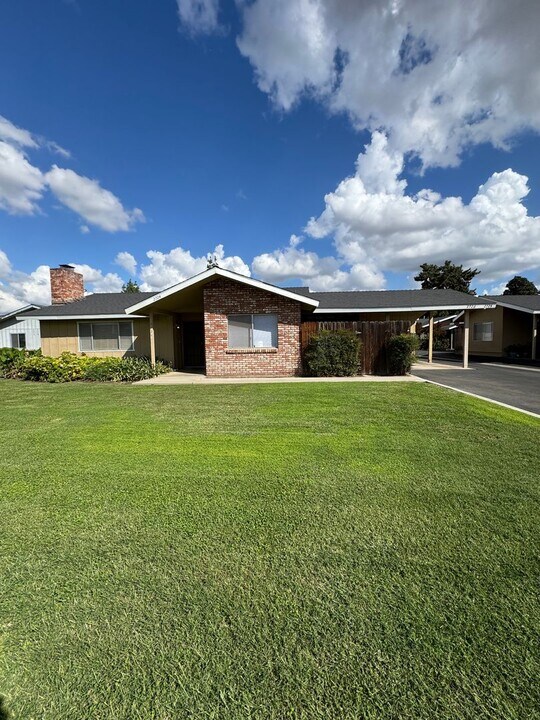 2724-2728 S Sallee Ct in Visalia, CA - Building Photo
