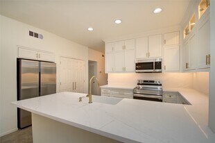 6 Town Oaks Pl in Bellaire, TX - Building Photo