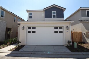 1462 Pioneer Ln in Clovis, CA - Building Photo