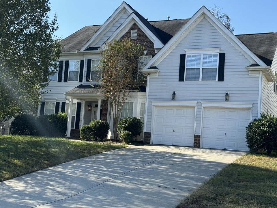 1989 Woodstream Rd in Harrisburg, NC - Building Photo