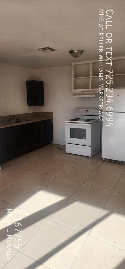 2121 N Carroll St in North Las Vegas, NV - Building Photo - Building Photo