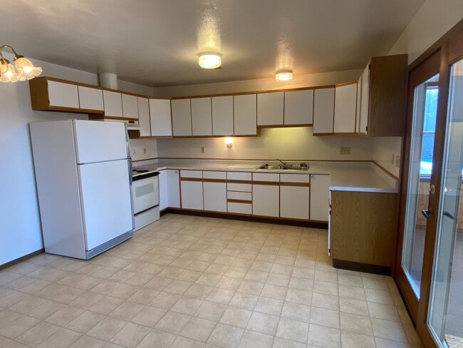 property at E432 Bay Ln