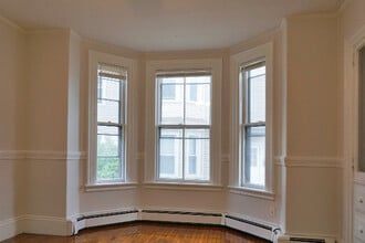 35 Maple St, Unit #1L in Waltham, MA - Building Photo - Building Photo