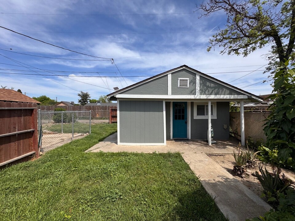 612-612 1/2 W Harold Ave in Visalia, CA - Foto de edificio