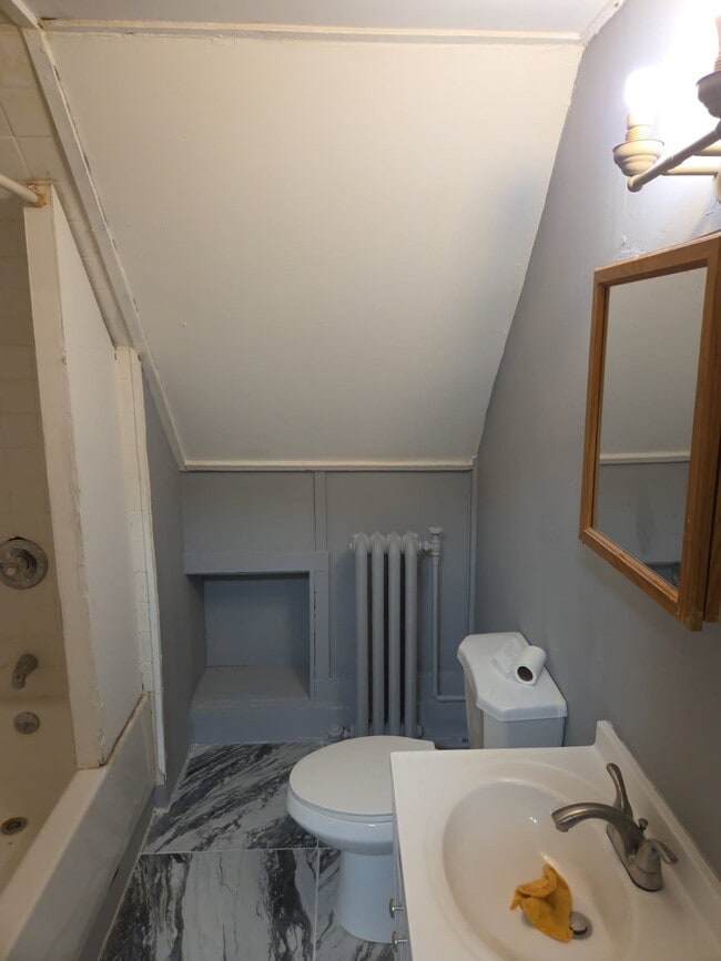 31 Frederick St, Unit 2 in Waterbury, CT - Building Photo - Building Photo