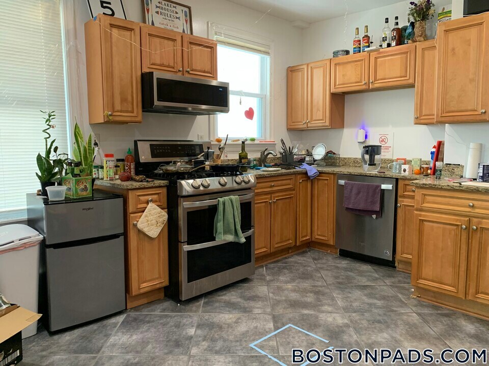21 Highland St in Boston, MA - Building Photo