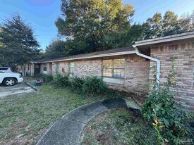 6417 Kennington Cir in Milton, FL - Building Photo