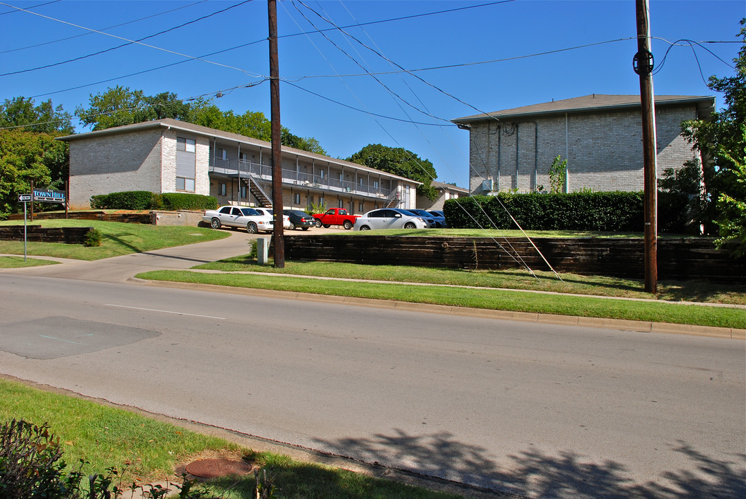 Townhill Oaks in Denton, TX - Building Photo