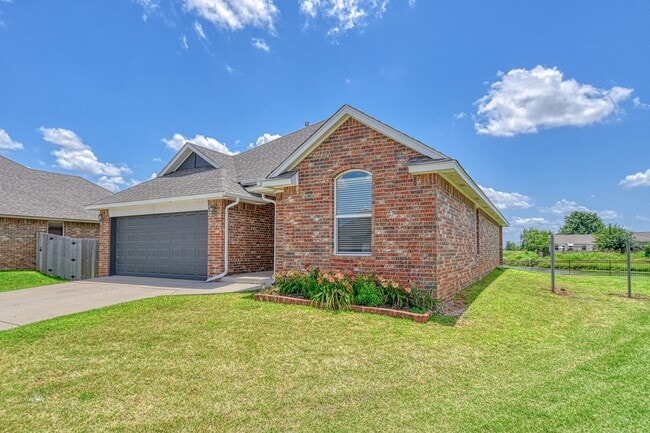 816 Lakeview Dr in Moore, OK - Building Photo - Building Photo