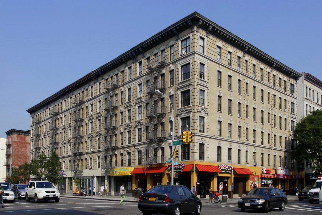 2738 Frederick Douglass Blvd in New York, NY - Foto de edificio