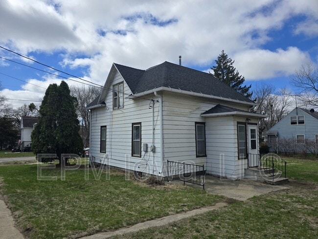 823 Glenwood St in Waterloo, IA - Building Photo - Building Photo
