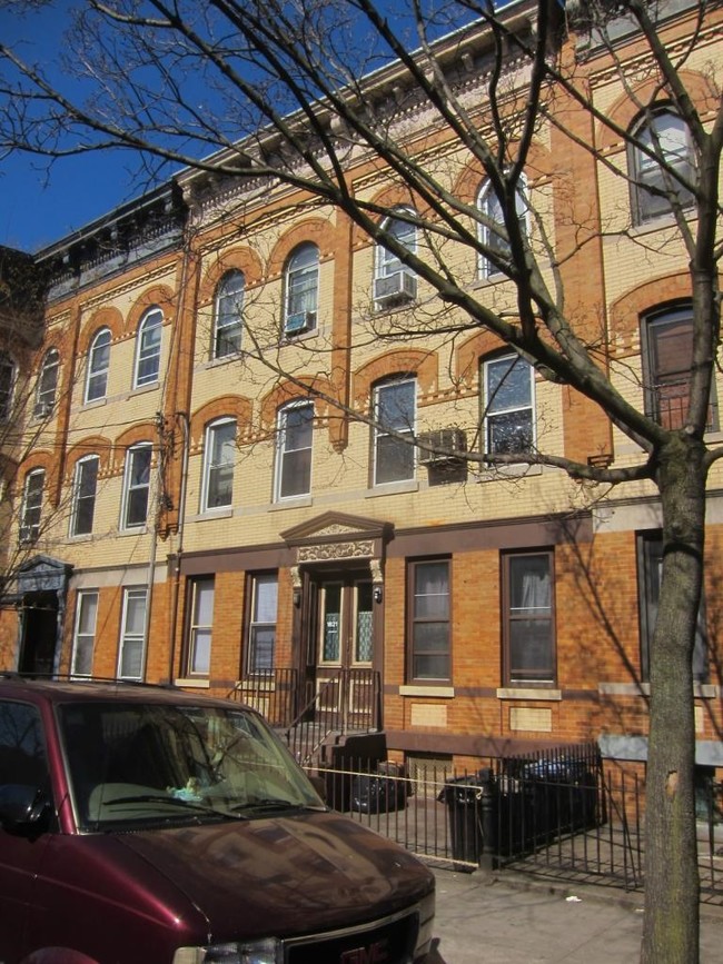 1821 Cornelia St in Flushing, NY - Building Photo - Building Photo