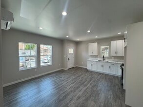 10748 De Haven Ave, Unit De Haven in Pacoima, CA - Building Photo - Building Photo