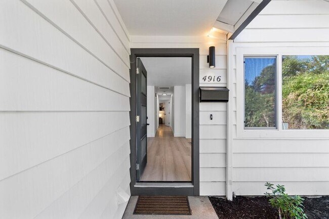 4916 NE Alberta Ct in Portland, OR - Building Photo - Building Photo