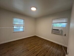 541 SW 7th St-Unit -3 in Miami, FL - Building Photo - Building Photo
