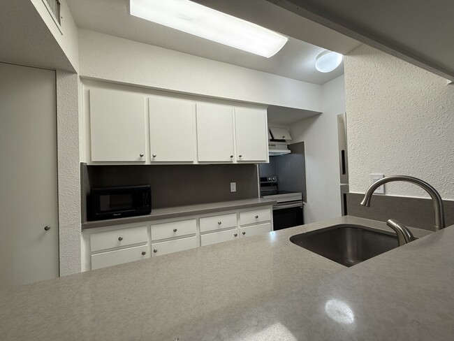 2121 Fountain View Dr in Houston, TX - Building Photo - Building Photo