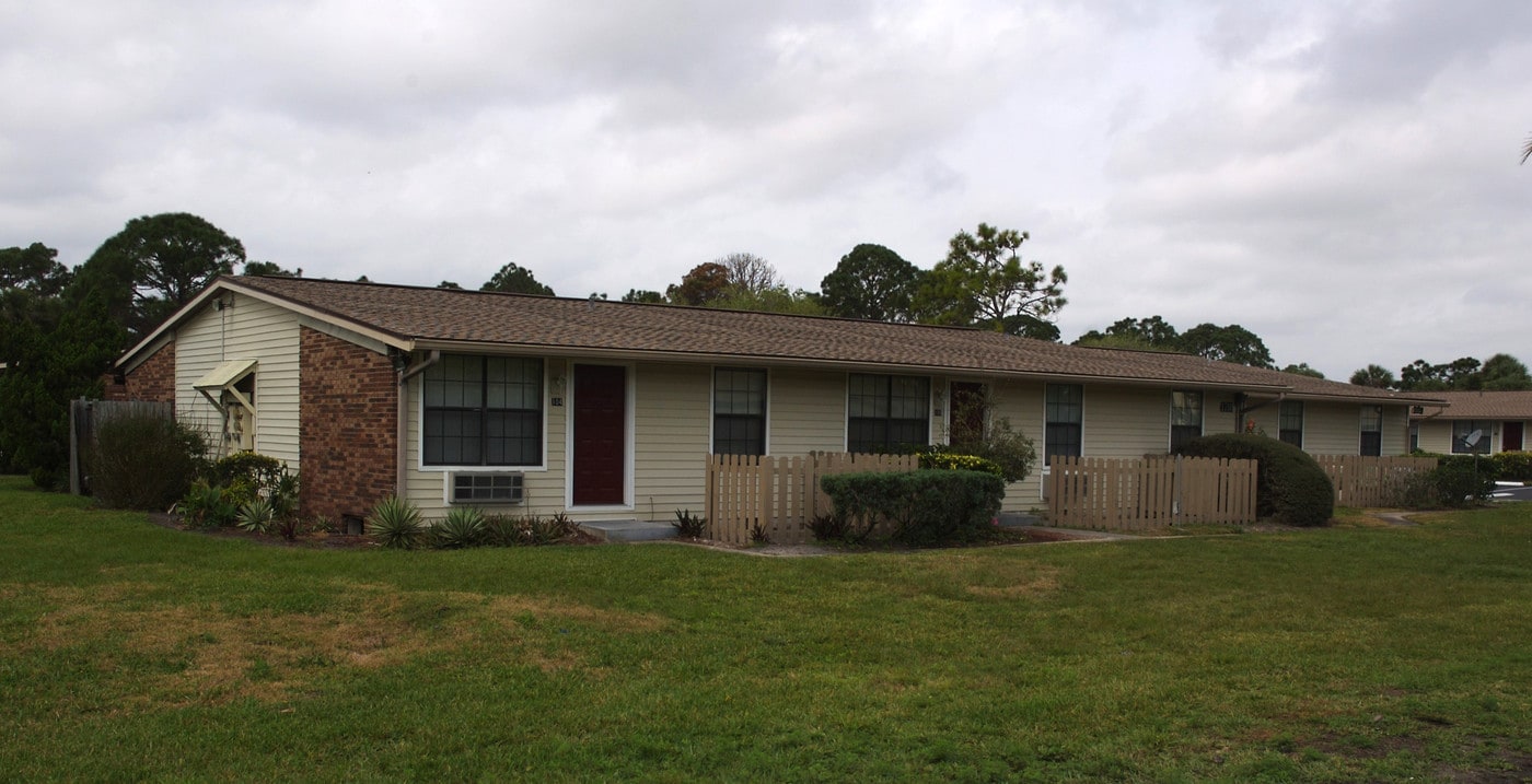 Bottlebrush Apartments in Palm Bay, FL - Foto de edificio