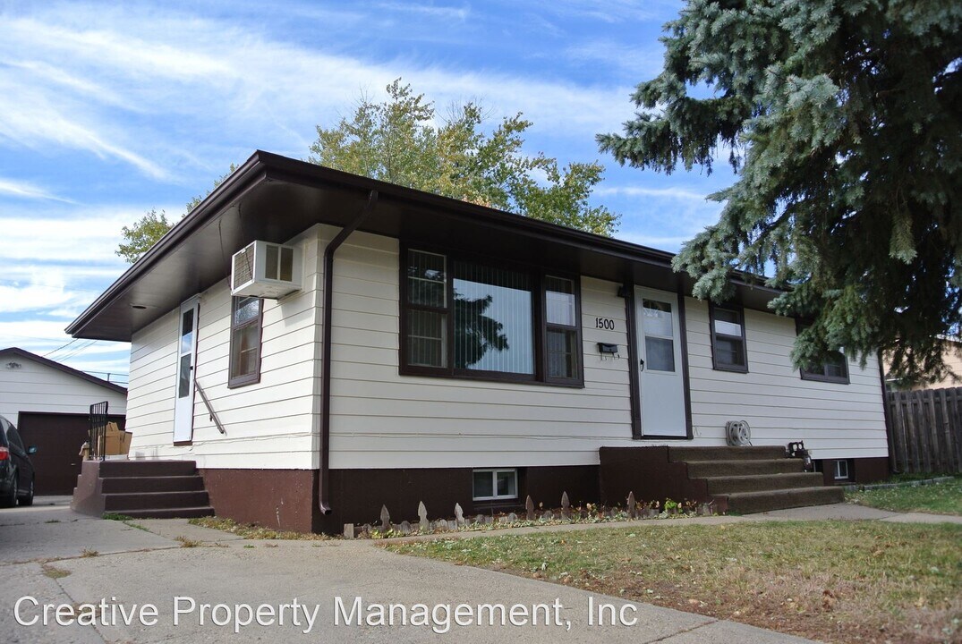 1500 Main St S in Minot, ND - Building Photo