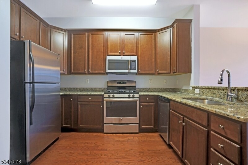106 Birch Ct in Hanover, NJ - Building Photo