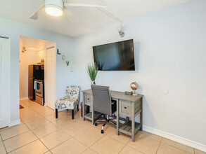 4145 Dolphin Dr in Tampa, FL - Foto de edificio - Building Photo
