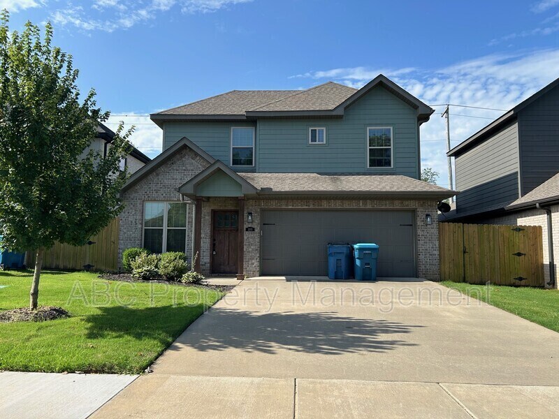 3205 SW Hillstone Ave in Bentonville, AR - Building Photo