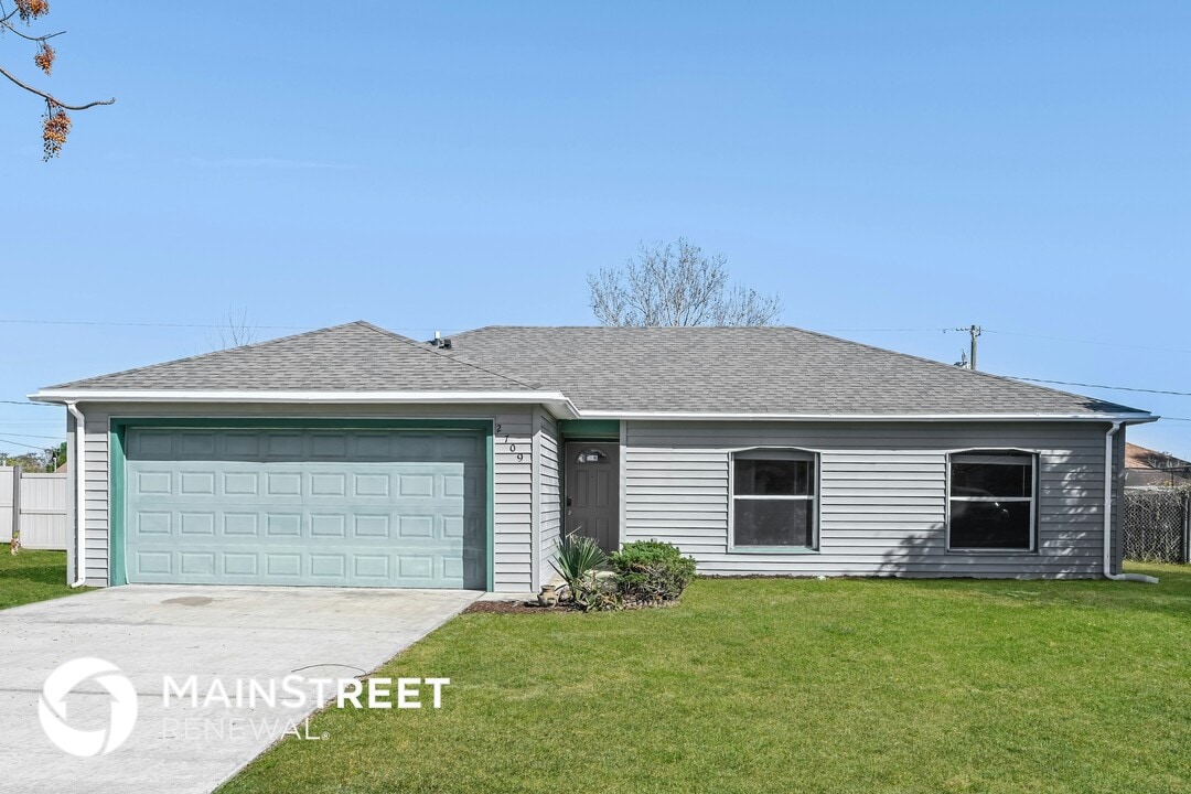 2709 W Covington Dr in Deltona, FL - Foto de edificio