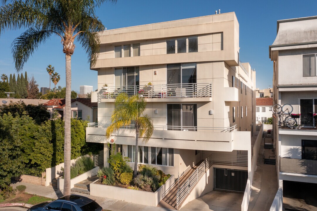 1200 S Holt Ave in Los Angeles, CA - Building Photo