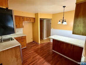 365 Madison Ct in New Milford, NJ - Building Photo - Building Photo
