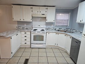 1057 Hibiscus Rd in Moneta, VA - Building Photo