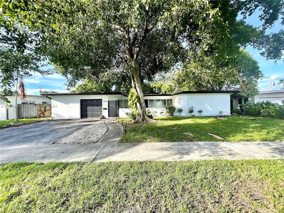 1931 NE 186th Dr in North Miami Beach, FL - Building Photo