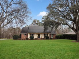 1450 E Overbrook Rd in Millbrook, AL - Building Photo