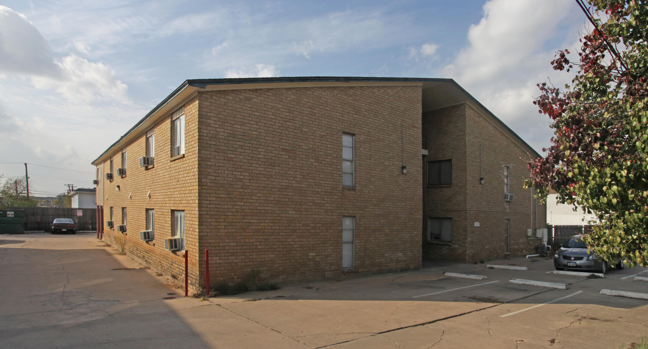 Emerald Hall in Denton, TX - Foto de edificio