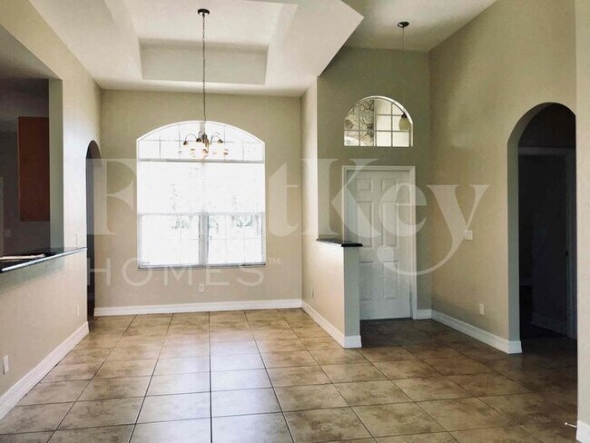 1215 Dodwin St E in Lehigh Acres, FL - Foto de edificio - Building Photo