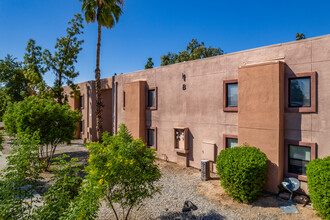 Lake Point Village Condominiums in Tempe, AZ - Foto de edificio - Building Photo