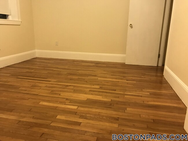 12 Dean Rd, Unit G1 in Brookline, MA - Building Photo - Building Photo