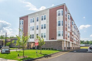 10 Kingsbridge Rd in Fairfield, NJ - Building Photo