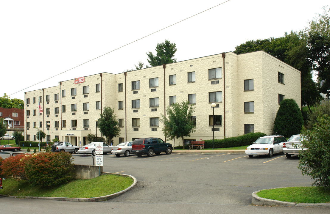 Twin Oaks Plaza in Oak Hill, WV - Building Photo