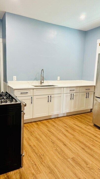 8 Groom St in Boston, MA - Building Photo