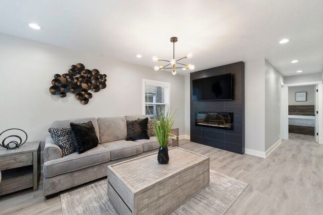 5347 W Gladys Ave, Unit 12 in Chicago, IL - Building Photo - Building Photo