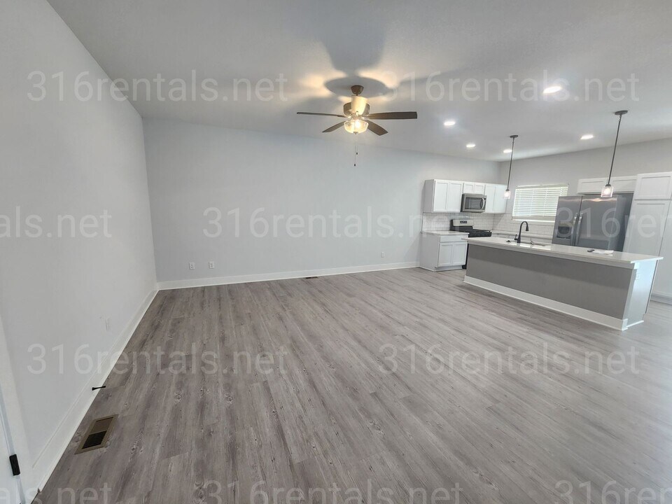 8729-8731 E Summerside Pl in Bel Aire, KS - Building Photo