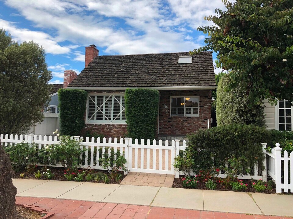 517 1/2 Marguerite Ave in Corona Del Mar, CA - Building Photo