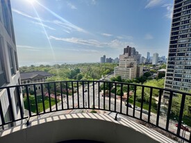 2020 N Lincoln Park W, Unit 11H in Chicago, IL - Building Photo