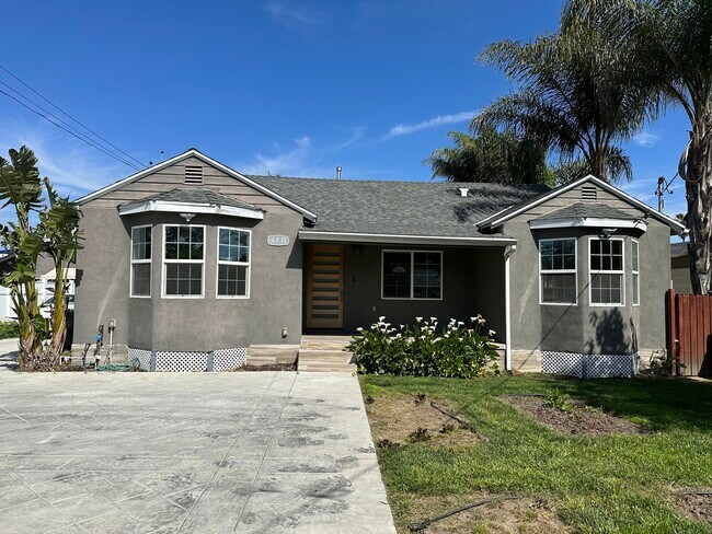 6712 Cedros Ave in Van Nuys, CA - Foto de edificio - Building Photo