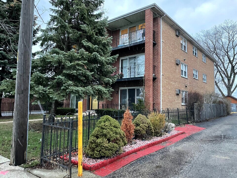 8033 S Roberts Rd in Bridgeview, IL - Building Photo