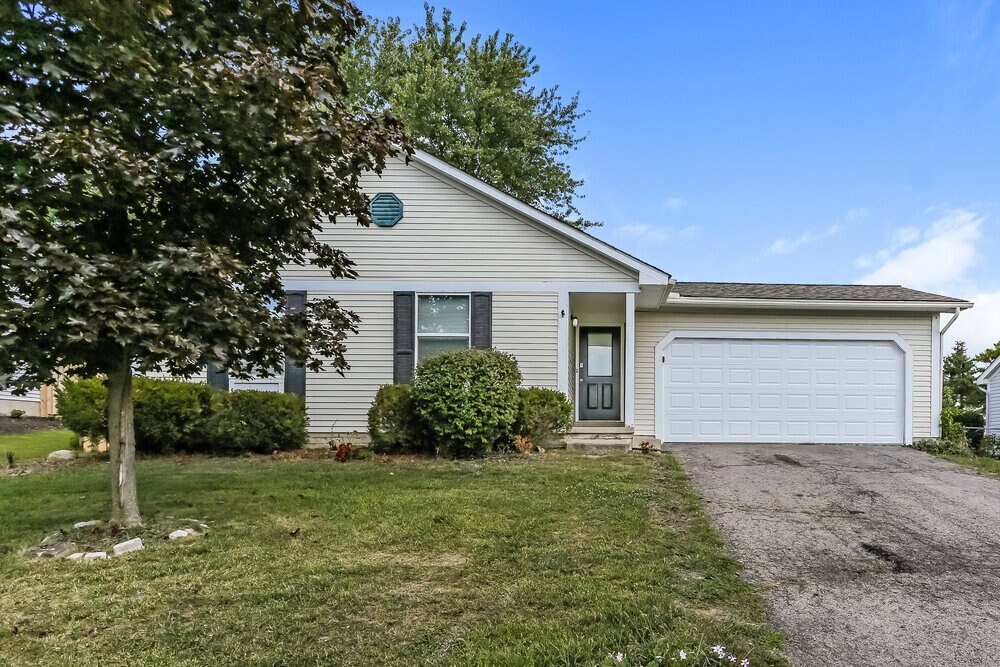 5744 Morningstar Dr in Galloway, OH - Foto de edificio