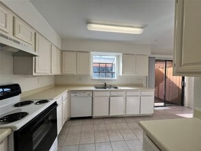 9901 Sharpcrest St in Houston, TX - Building Photo - Building Photo