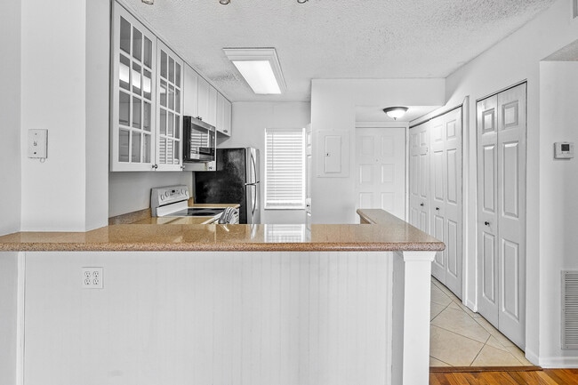 2230 N Cypress Bend Dr in Pompano Beach, FL - Building Photo - Building Photo