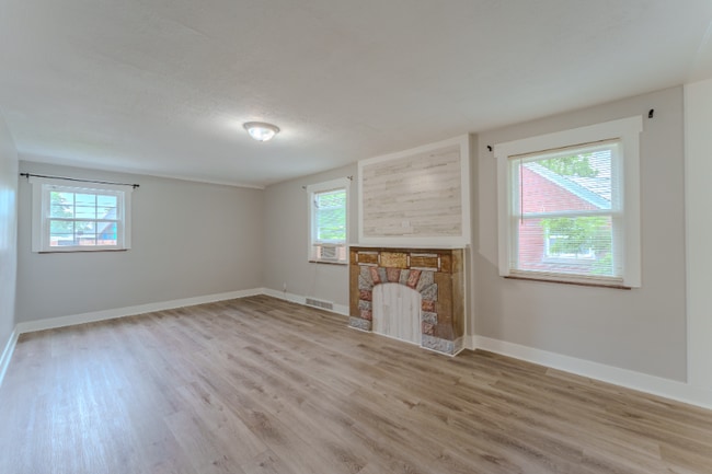 5612 Colerain Ave in Cincinnati, OH - Building Photo - Building Photo
