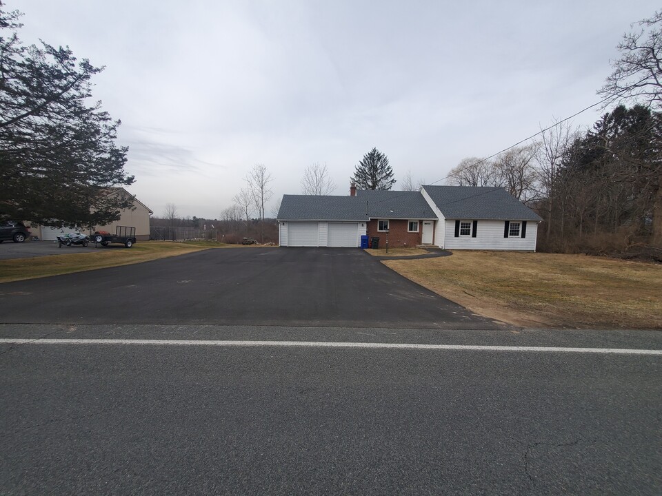 36 N Maple St in Hadley, MA - Foto de edificio